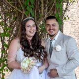 Marie Claire Gil und Ilias Homann haben am Rathaus von Castrop-Rauxel standesamtlich geheiratet. Aus der Jugendliebe ist inzwischen eine Familie geworden.