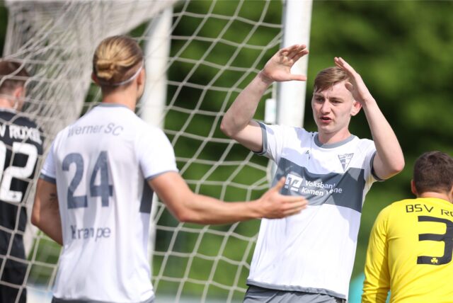 Finn Drücker (r.) feiert mit seinem Mitspieler Krampe den Treffer gegen BSV Röxel.