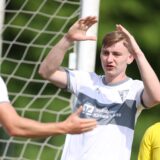 Finn Drücker (r.) feiert mit seinem Mitspieler Krampe den Treffer gegen BSV Röxel.