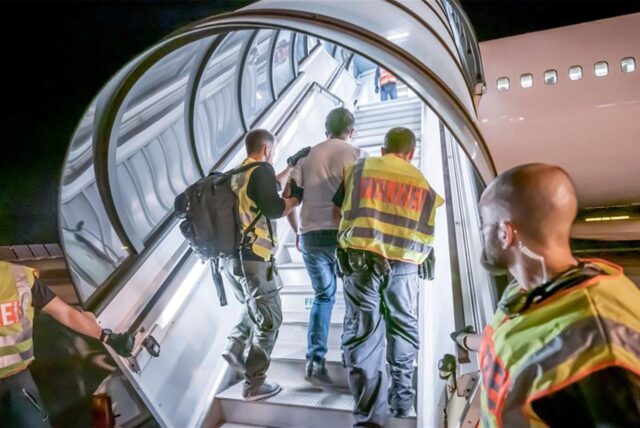 Die Polizei begleitet Straftäter in ein Flugze(Archivbild)