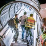 Die Polizei begleitet Straftäter in ein Flugze(Archivbild)