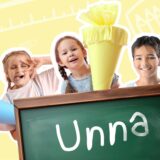 Drei Schulkinder lächeln auf diesem Bild in die Kamera. Ein Mädchen hält eine Schultüte in der Hand.