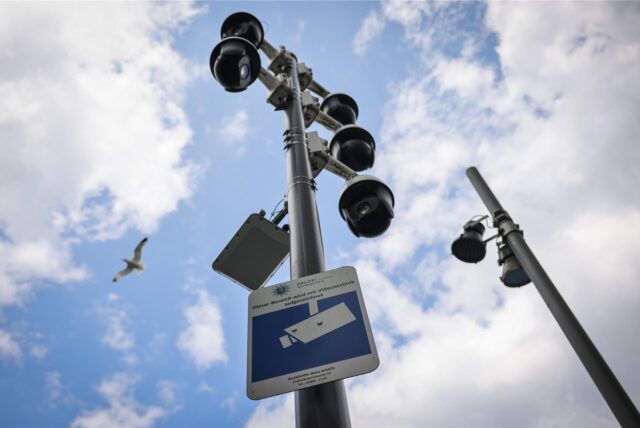 Videokameras mit einem Hinweisschild