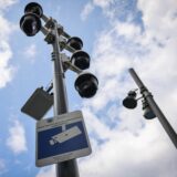 Videokameras mit einem Hinweisschild