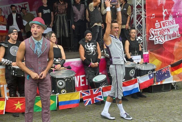 Das Duo „La Belle École“ aus Spanien unterhält das Publikum auf dem Kirchplatz mit einer kleinen Show.