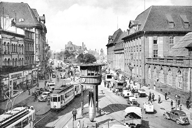 Bombenattrappen machten im Stadtzentrum – wie hier am Königswall/Burgtor – auf Luftschutzbunker aufmerksam,