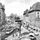Bombenattrappen machten im Stadtzentrum – wie hier am Königswall/Burgtor – auf Luftschutzbunker aufmerksam,