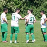 Vier Spieler vom SV Stockum beraten sich. Darunter der gesperrte Ali Altintas.