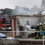 In Fröndenberg sind Feuerwehrleute im Einsatz an einer brennenden Lagerhalle.