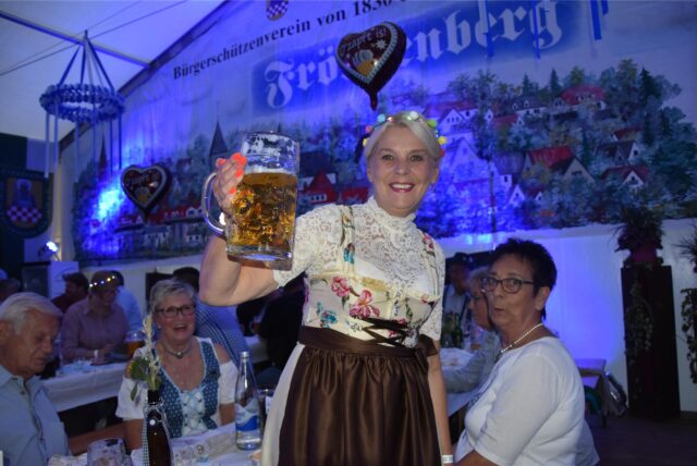 Die Stimmung war prächtig. Die Gäste beim Oktoberfest der Bürgerschützen Fröndenberg hatten nur eines im Sinn: Feiern, feiern, feiern.