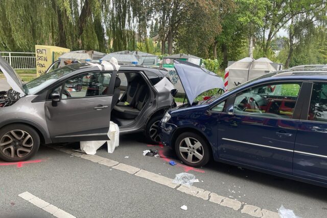 Auf der Derner Straße in Derne prallten zwei Autos heftig zusammen. Eine Fahrerin wurde schwer verletzt.