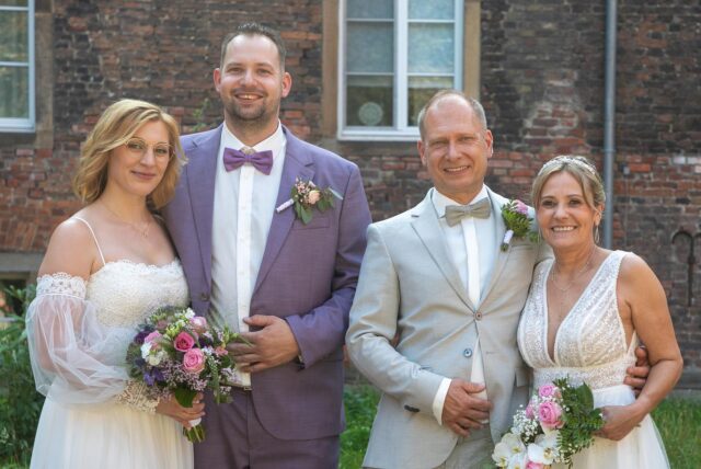 Sarah (geborene Koch) und Dustin Wenk (l.) sowie Ramona (geborene Oberbossel) und Andreas Himmert gaben sich auf Schloss Bladenhorst gleichzeitigt das Ja-Wort.