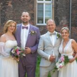 Sarah (geborene Koch) und Dustin Wenk (l.) sowie Ramona (geborene Oberbossel) und Andreas Himmert gaben sich auf Schloss Bladenhorst gleichzeitigt das Ja-Wort.