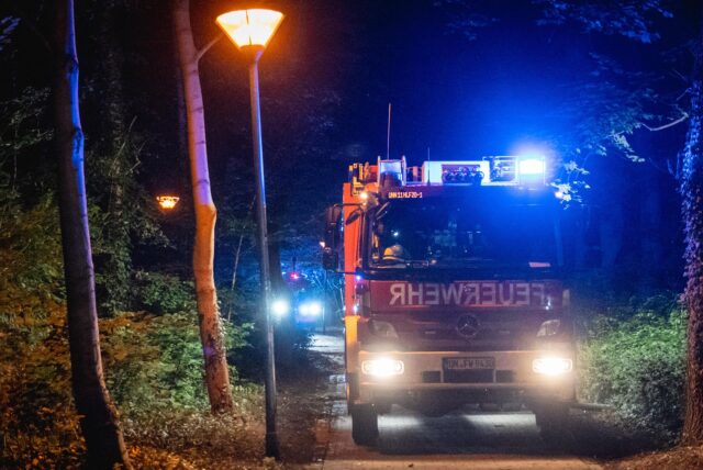 Mehrere Löschzüge rückten in der Nacht zum 1. September in den Unnaer Kurpark aus, um eine brennende Scheune zu löschen.