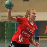 Carla Verhasselt wirft.