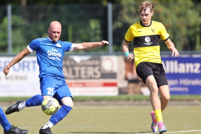 Til Vaupel (vom Werner SC II) versucht Robin Schulz (vom SV Südkirchen) den Ball wegzunehmen, kommt aber zu spät.