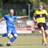 Til Vaupel (vom Werner SC II) versucht Robin Schulz (vom SV Südkirchen) den Ball wegzunehmen, kommt aber zu spät.