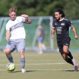 Niyazi Baysam (r.) vom TuS Haltern läuft Marvin Stöver vom Werner SC an.