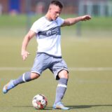 Marvin Stöver im weiß-grauen Dress des Werner SCs am Ball.