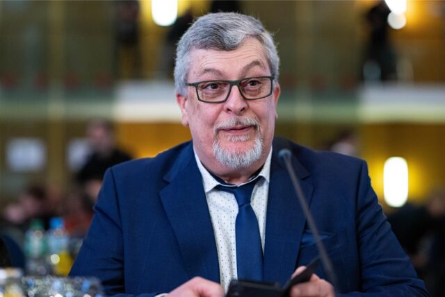 Der sächsische AfD-Landtagsabgeordnete Carsten Hütter sitzt hinter einem Mikrofon.