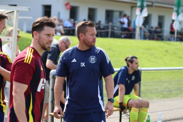 BRB-Coach Sebastian Kurt war nach seiner Ansprache mächtig angefressen. Links im Bild: Rückkehrer Jasper Hessenkamp.