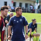BRB-Coach Sebastian Kurt war nach seiner Ansprache mächtig angefressen. Links im Bild: Rückkehrer Jasper Hessenkamp.