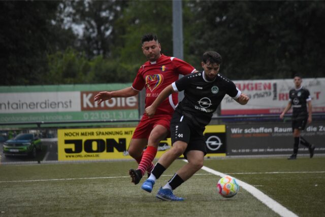 Alin Belei (hinten) traf gegen den Kamener SC doppelt für den FC Romania Unita.