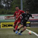 Alin Belei (hinten) traf gegen den Kamener SC doppelt für den FC Romania Unita.
