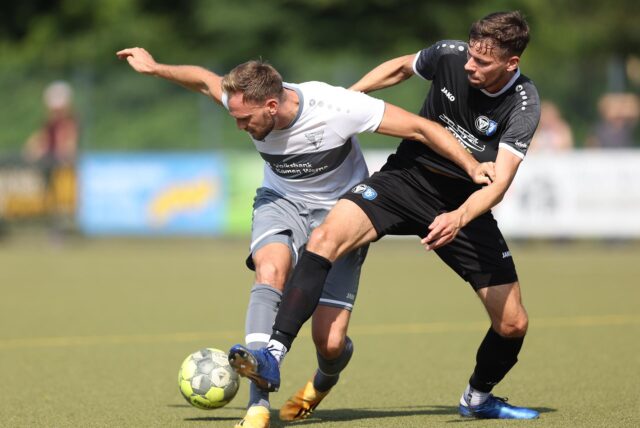 Zweikampf von Spieler vom Werner SC und TuS Haltern.