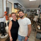 Beata (40) und Simon (40) Piskula stehen strahlend in ihrem frisch eröffneten Deko-Laden „Yucca“.