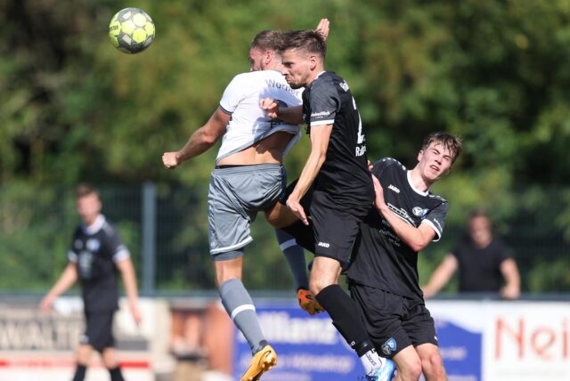 Spieler vom Werner SC und TuS Haltern gehen zum Kopfball.