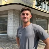 Marvin Guszan vor einem Geschäftshaus an der Weststraße in Kamen.