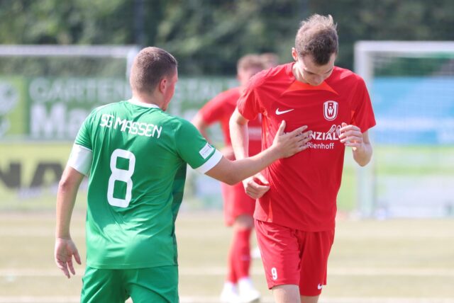 Frederik Schulte (l.) entschuldigt sich nach einem Foul bei Jannes Krupka.