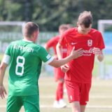 Frederik Schulte (l.) entschuldigt sich nach einem Foul bei Jannes Krupka.
