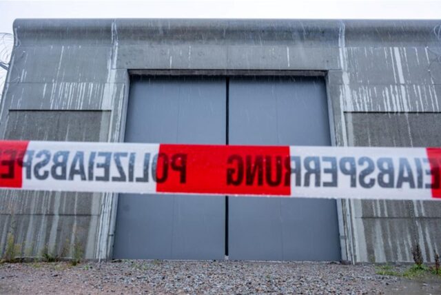 Ein Absperrband der Polizei ist vor einem Tor des Bezirkskrankenhauses Straubing angebracht.