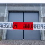 Ein Absperrband der Polizei ist vor einem Tor des Bezirkskrankenhauses Straubing angebracht.