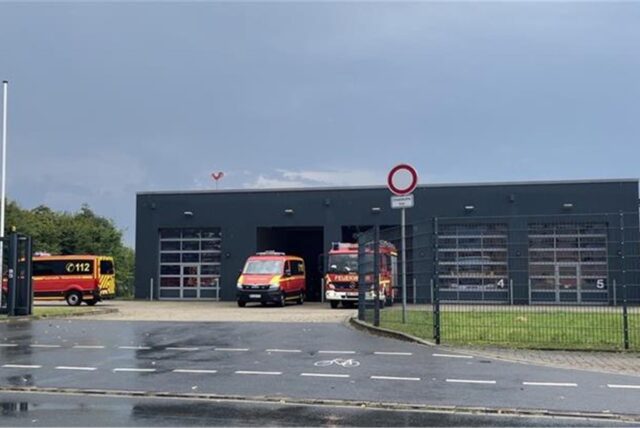 Der Löschzug 2 kehrt nach einem Einsatz zurück in seine Feuerwache an der Unnaer Straße.