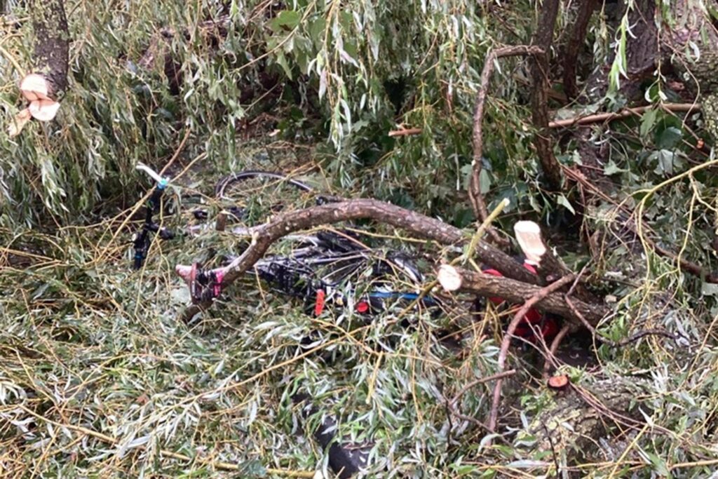 Das zerstörte Fahrrad an der Einsatzstelle in der Stadtmitte von Bergisch Gladbach Das zerstörte Fahrrad an der Einsatzstelle in der Stadtmitte von Bergisch Gladbach