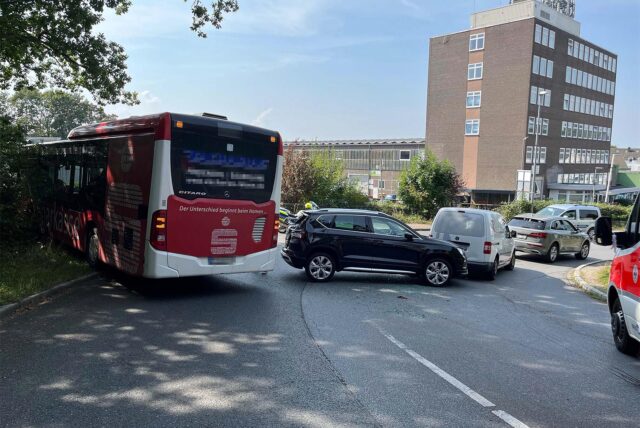 Ein Bus ist von der Straße abgekommen und mehrere Autos stehen quer auf der Straße
