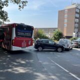 Ein Bus ist von der Straße abgekommen und mehrere Autos stehen quer auf der Straße