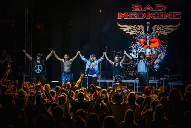 Die Band „Bad Medicine“ auf der Bühne