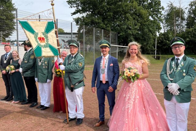 Das neue Königspaar der Schützen von der Hohenheide verfolgen die Parade auf dem Sportplatz