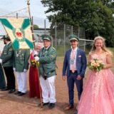 Das neue Königspaar der Schützen von der Hohenheide verfolgen die Parade auf dem Sportplatz