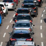 Viele Autos und Lkw stehen im Stau auf einer Autobahn.