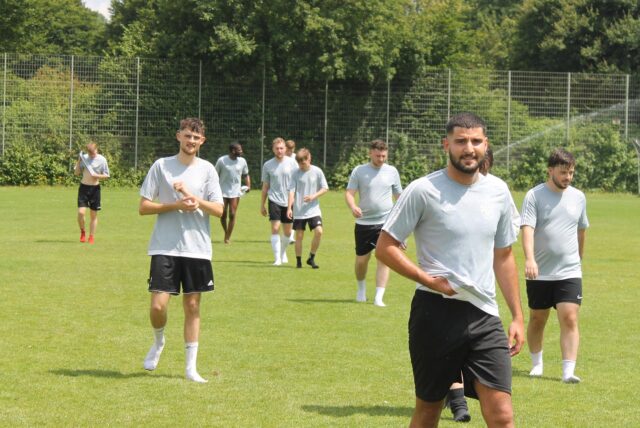 So viele Spieler wie hier beim Auftakt hatte der VfK Weddinghofen zuletzt nicht immer im Kader.