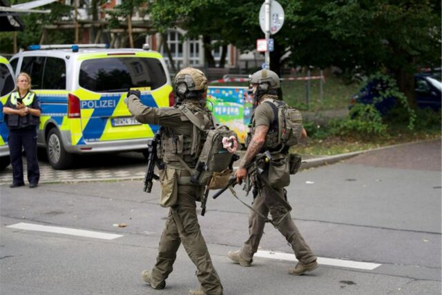 SEK-Beamte gehen auf einer Straße