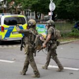 SEK-Beamte gehen auf einer Straße