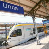 Eine Bahn der Eurobahn steht am Bahnhof in Unna.