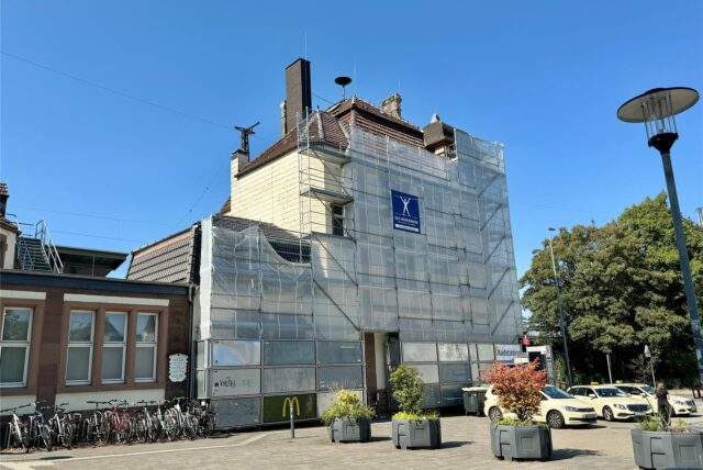 Ein Teil des Schwerter Bahnhofs wird von einem Gerüst verdeckt.
