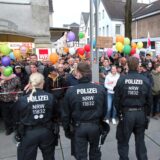Bei einer Kundgebung der AfD auf dem Lindenplatz musste die Polizei mehrere Menschengruppen voneinander getrennt halten, gab es doch zeitgleich auch Gegenveranstaltungen in der Unnaer Innenstadt. Derlei Situationen wird die Stadt auch mit dem neuen Regelwerk nur schwer verhindern können.